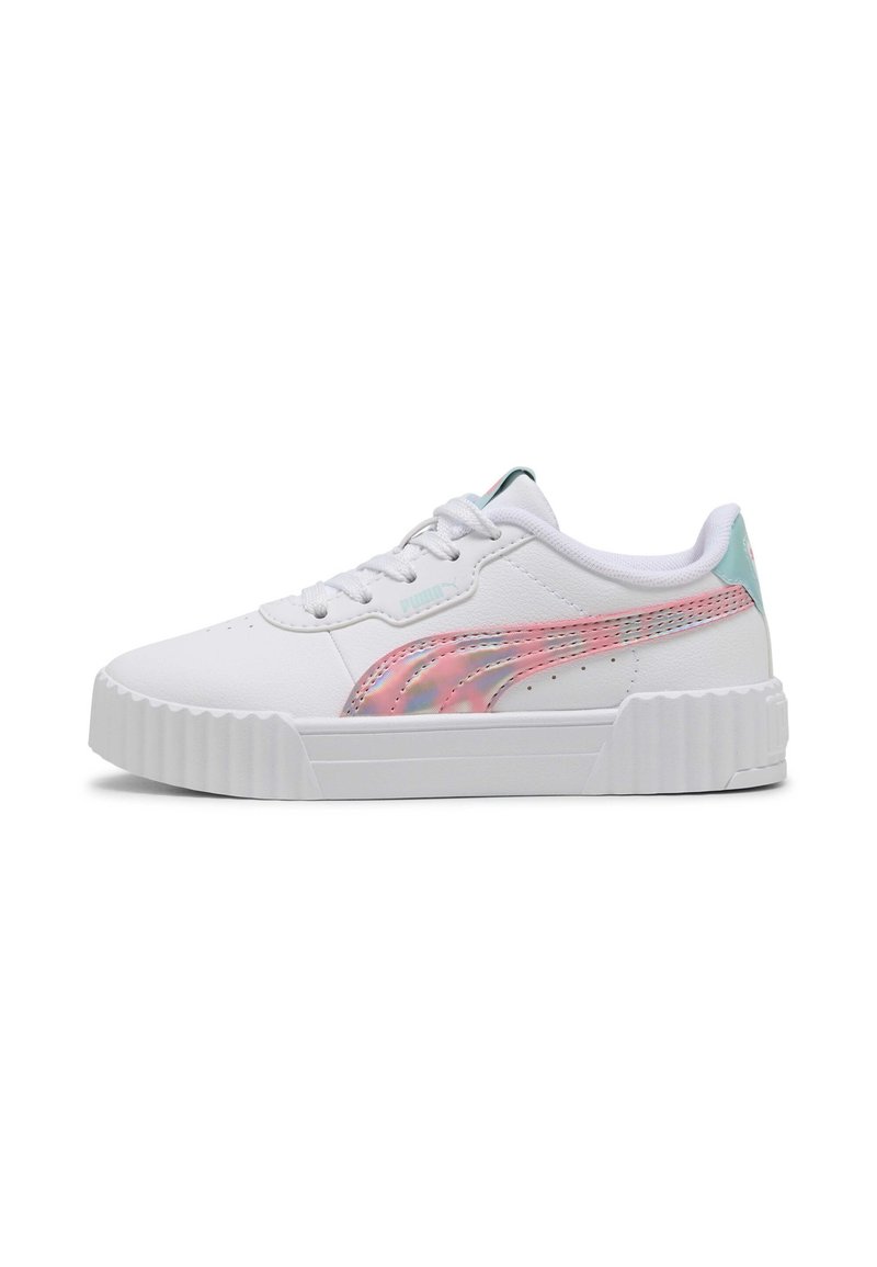 Sneaker bianco con suola in gomma testurizzata, dotato di una striscia laterale olografica rosa e teal, e dettagli pastello sulla parte posteriore e sulla linguetta.