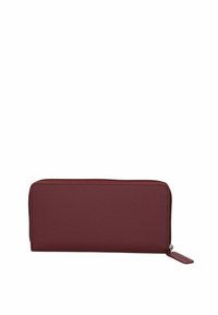 Portefeuille zippé en tissu bordeaux avec une surface texturée et un petit détail en étiquette. Forme rectangulaire avec des lignes épurées et sans matériel visible.