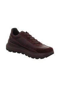 Dunkelburgunderfarbener Sneaker mit Schnürung, dickem Sohle und strukturiertem Profil, schräg auf einem weißen Hintergrund gezeigt.