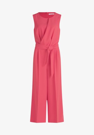 Rózsaszín ujjatlan overall, átkötős elülső résszel és derékpánttal, széles lábú nadrággal és sima textúrával. Hátsó cipzáras záródás.