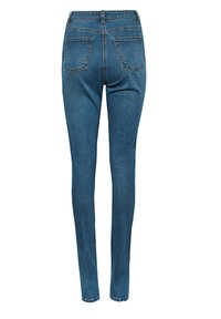 Jeans ajustados en denim azul medio, con una cintura alta, diseño de cinco bolsillos y costuras en contraste. Textura suave, con apertura de pierna estrecha.
