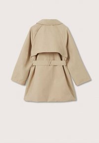 Beżowy trencz z odpinanym peleryną, długimi rękawami, paskiem i klasycznym kołnierzem. Wykonany z lekkiego materiału, charakteryzującego się gładką teksturą.