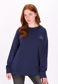 Felpa blu navy realizzata in materiale morbido, con collo rotondo, maniche lunghe e piccolo dettaglio ricamato sul petto.