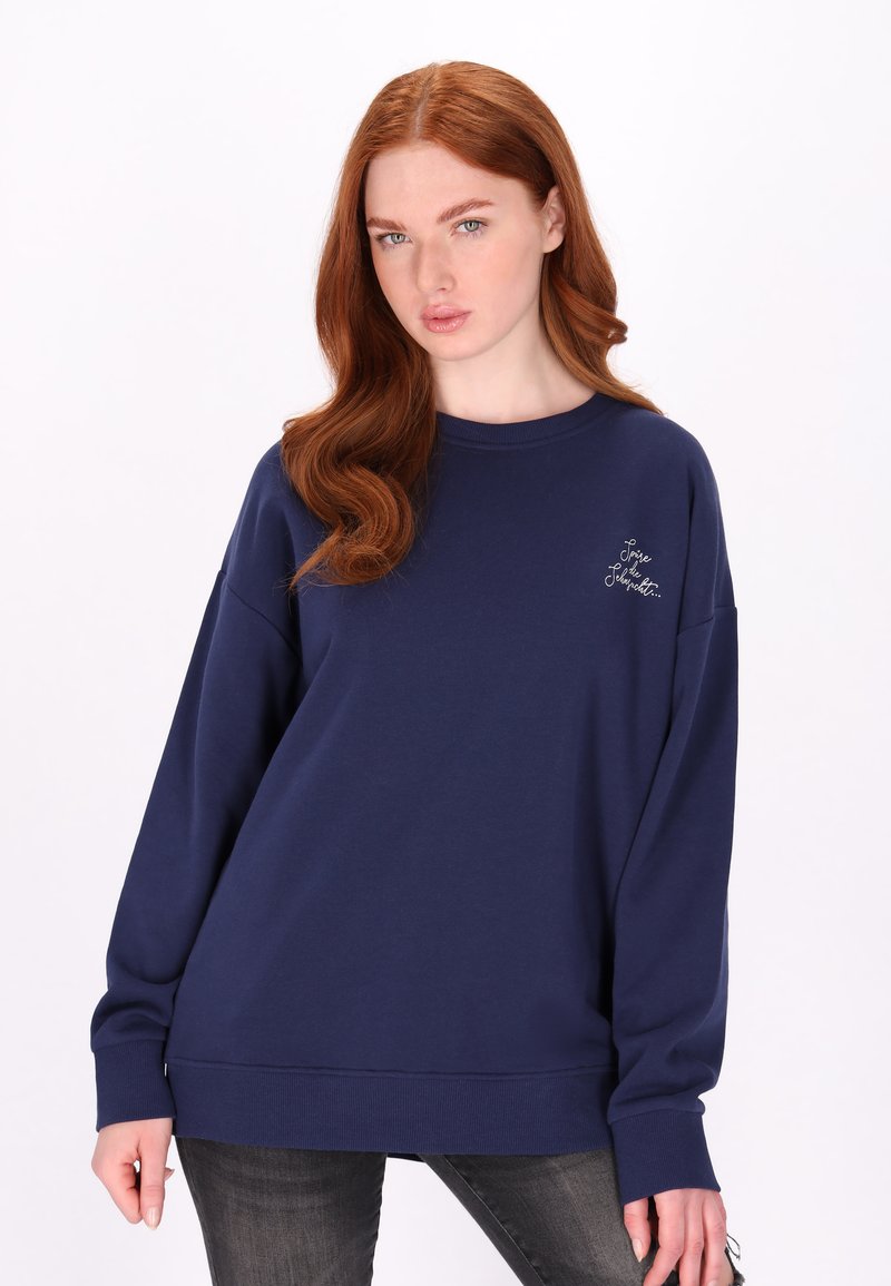 Felpa blu navy realizzata in materiale morbido, con collo rotondo, maniche lunghe e piccolo dettaglio ricamato sul petto.