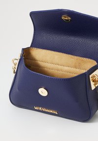 Love Moschino CHAIN DETAIL - Borsa a mano - blue