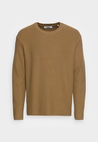 Pull en tricot marron à manches longues avec un col rond et un motif texturé. Il présente une étiquette au niveau du col et une coupe uniforme.