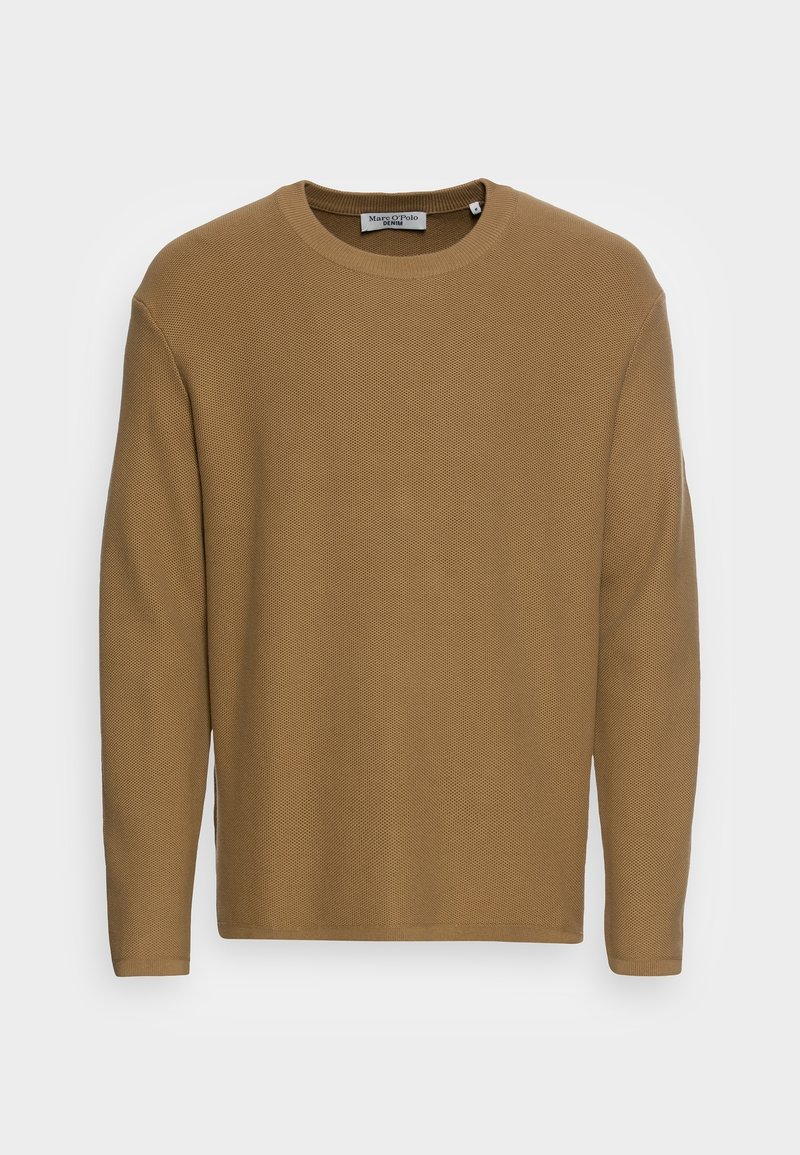 Pull en tricot marron à manches longues avec un col rond et un motif texturé. Il présente une étiquette au niveau du col et une coupe uniforme.