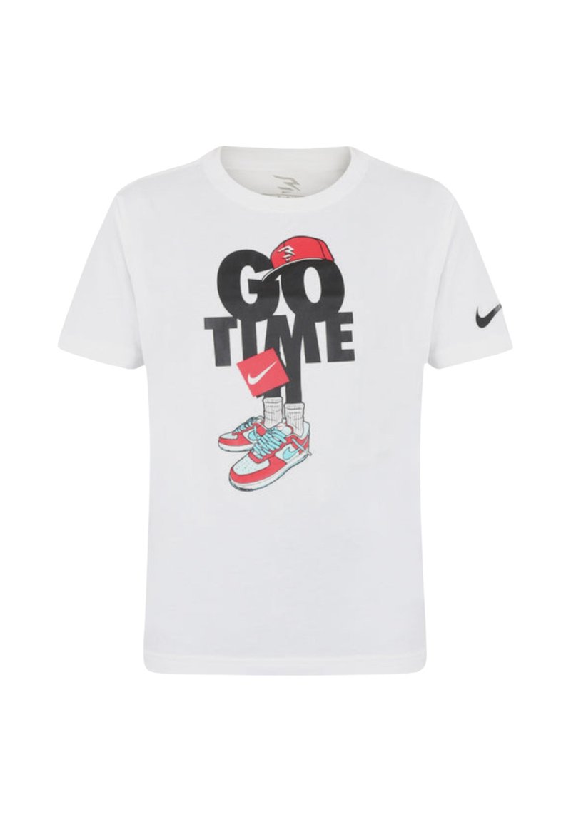 Maglietta bianca con un grafico che presenta in bold il testo nero "GO TIME" e un design di scarpe e un cappello in rosso, blu e nero. Logo Nike presente.