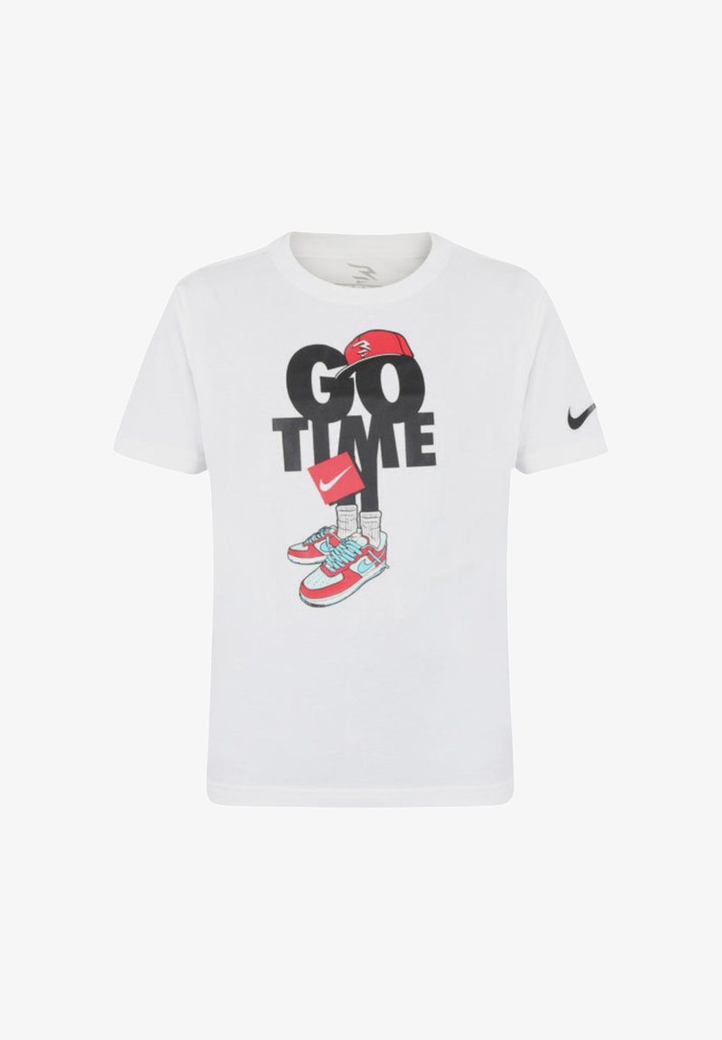 Maglietta bianca con un grafico che presenta in bold il testo nero "GO TIME" e un design di scarpe e un cappello in rosso, blu e nero. Logo Nike presente.