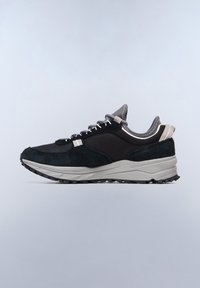 Sneaker da uomo neri con tomaia in camoscio e rete, accenti grigi, suola in gomma spessa e dettagli testurizzati a contrasto.