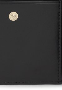 Czarny skórzany portfel z okrągłym, złotym zatrzaskiem i kontrastującym przeszyciem wzdłuż brzegów. Gładka faktura i minimalistyczny design.