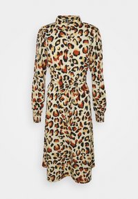 Vestido de estampa de leopardo com gola, mangas longas e bufantes, e um laço na cintura. Feito de tecido suave com tons de bege, laranja e preto.