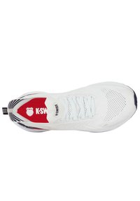 Zapatilla deportiva blanca con parte superior de malla transpirable, cierre de cordones y plantilla roja que presenta el logotipo "K-Swiss". Acentos reflectantes en el talón.