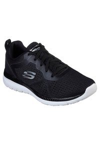 Schwarzer Sportschuh aus atmungsaktivem Mesh mit gepolstertem Schaft, kontrastierender weißer Sohle und einem silbernen Logo-Akzent an der Seite.