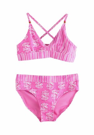 Rozā bikini komplekts, kas sastāv no bralete ar krusteniskām siksnām un ziedu rakstiem, kopā ar saskaņotām apakšējām daļām ar elastīgu jostu.