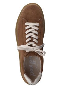 Sneaker in suede marrone con lacci bianchi, punta arrotondata e suola in gomma beige. L'interno presenta un logo in colore chiaro. Design a profilo basso.