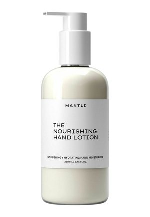 Hvid pumpeflaske mærket "Mantle The Nourishing Hand Lotion," indeholdende 250 ml fugtgivende håndlotion.