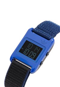 Orologio digitale con cassa in plastica blu, cinturino intrecciato nero e display digitale nero che mostra l'ora e l'indicatore PM. Presenta il logo sulla cassa.