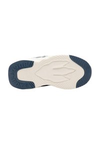 Suola della scarpa con una combinazione di colori bianco e blu navy, caratterizzata da una superficie in gomma testurizzata, un logo prominente e un motivo di battistrada unico.