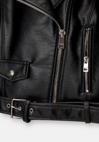 Giacca da biker in pelle nera con numerose cerniere in argento, vita con cintura e una finitura testurizzata con design a tasca con patta.