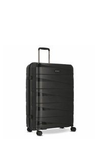 Valise noire à coque rigide avec des rayures diagonales texturées, quatre roulettes pivotantes et une poignée télescopique extensible.