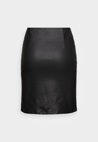Jupe crayon noire en tissu lisse et brillant. Design ajusté avec une silhouette droite et une coupe mi-longue. Pas d'ornements visibles.