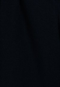 Dunkelblauer Strickstoff mit einem strukturierten, gerippten Muster. Die Oberfläche erscheint weich und langlebig, geeignet für Bekleidung oder Polsterung.