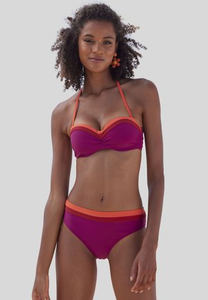 Set di bikini con top bandeau viola con dettagli arancioni e spalline regolabili, abbinato a slip a vita alta viola coordinati.