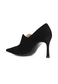 Pantof cu toc înalt din suede negru, cu vârf ascuțit și un design elegant. Prezintă o tăietură îngustă în față și un toc lucios negru.