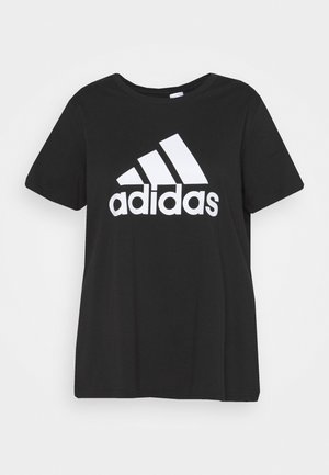 Sort T-shirt med korte ærmer med hvidt Adidas-logo og tekst centreret foran mod en ensfarvet baggrund.