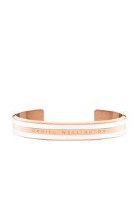 Rožinio aukso apyrankė su balto emalio juostelėmis. Išgraviruotas "DANIEL WELLINGTON" ant vienos pusės, lygi paviršius, elegantiškas ir minimalistinis dizainas.