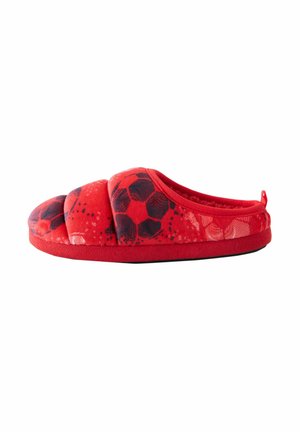 Rote Hausschuhe mit einem weichen, gepolsterten Design und einem schwarzen Fußballmuster. Das strukturierte Obermaterial wird von einer roten Sohle ergänzt.