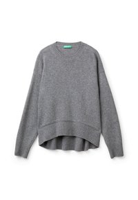 Pull en tricot gris avec un col rond, des poignets côtelés et un ourlet légèrement court et fendu. Texture douce, coupe décontractée et design minimaliste.