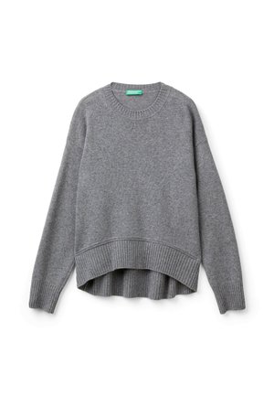 Pull en tricot gris avec un col rond, des poignets côtelés et un ourlet légèrement court et fendu. Texture douce, coupe décontractée et design minimaliste.
