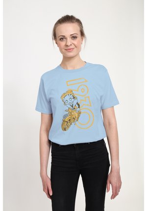 Lichtblauw katoenen T-shirt met een grafisch ontwerp van een personage op een motorfiets, met "1930" in het geel gedrukt. Korte mouwen en een ontspannen fit.