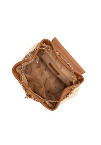 Borsa a mano in pelle tan con esterno in paglia intrecciata. L'interno presenta scomparti multipli e una tracolla a catena. Foderata con stoffa stampata con logo.