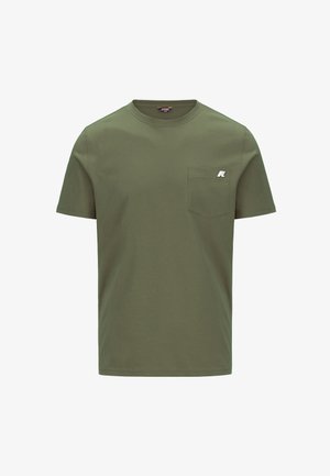 T-shirt di cotone verde oliva con maniche corte, colletto a giro e taschino sul lato sinistro con un piccolo logo.