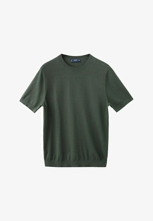 Donkergroene sweater met korte mouwen en ronde hals, voorzien van geribbelde kraag, boorden en zoom, afgebeeld op een effen witte achtergrond.