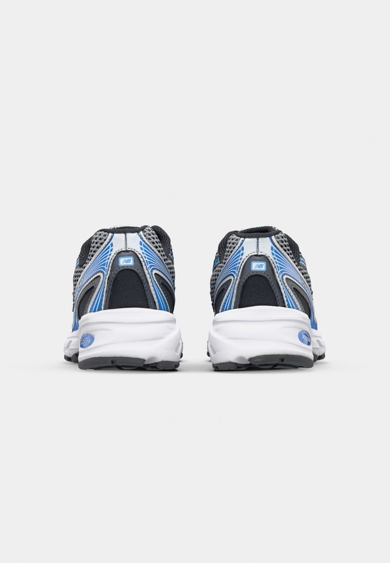 Zwarte en blauwe hardloopschoenen met een mesh bovenkant, een gevoerde witte tussenzool en een structuur rubberen buitenzool met een golfpatroon.