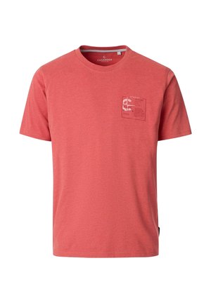 Rød t-shirt med korte ærmer og rund hals med trykt tekst og design på venstre brystlomme, lavet af mærket Casamoda.