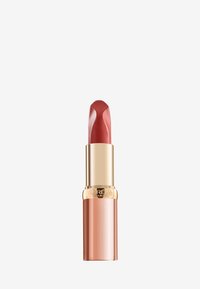 Rossetto rosso in un tubo di colore dorato e rosa. La mina ha una punta curva, che mostra una consistenza liscia e cremosa.