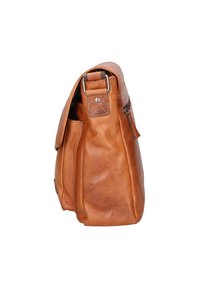 Tan leren tas met een rechthoekige vorm, voorzien van een klep, zilverkleurige hardware en een zijzak met rits. Glad textuur met subtiele kreukels.