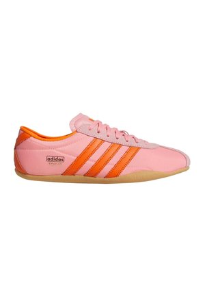 Lage Adidas Tokyo sneaker in roze met oranje strepen, veters en bies, met een beige zool.
