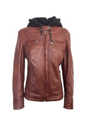 Bruine leren jas met ritssluiting aan de voorkant, met ritssluitingen op de borstzakken en zijzakken, en een vastzittende zwarte capuchon met trekkoorden.