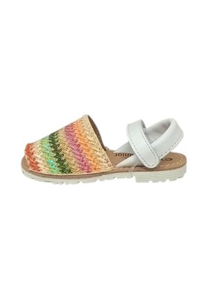 Sandalo da bambino con parte frontale intrecciata multicolore, cinturino regolabile bianco alla caviglia e suola beige con motivo scolpito.