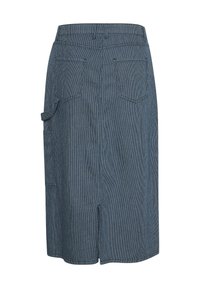 Minifalda de mezclilla en azul oscuro con rayas blancas verticales. Cuenta con bolsillos delanteros, dos bolsillos traseros y un bolsillo lateral. Diseño hasta la rodilla.