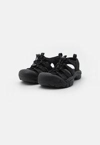 Czarne buty outdoorowe z zamkniętym noskiem, wzmocnioną gumową podeszwą i regulowanymi paskami. Posiadają oddychającą górę z siateczki oraz teksturowaną powierzchnię.