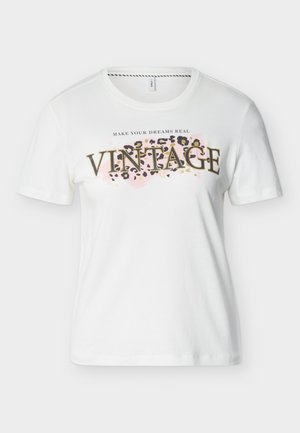 Tricou alb cu mânecă scurtă și gât rotund, cu textul „MAKE YOUR DREAMS REAL” deasupra cuvântului mare „VINTAGE” peste un fundal roz și imprimeu leopard.