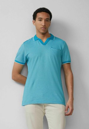 Helles blaues Polohemd mit V-Ausschnitt und kontrastierendem Kragen. Mit kurzen Ärmeln mit Ärmelaufschlägen und einer Brusttasche.