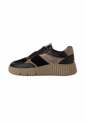 Czarny i brązowy sneaker sznurowany z grubą beżową, żeberkowaną podeszwą, panelami zamszowymi i skórzanymi oraz detalem zygzakowatego przeszycia po boku.